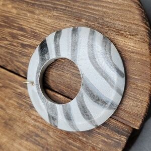Zebra stripes round pendant‎